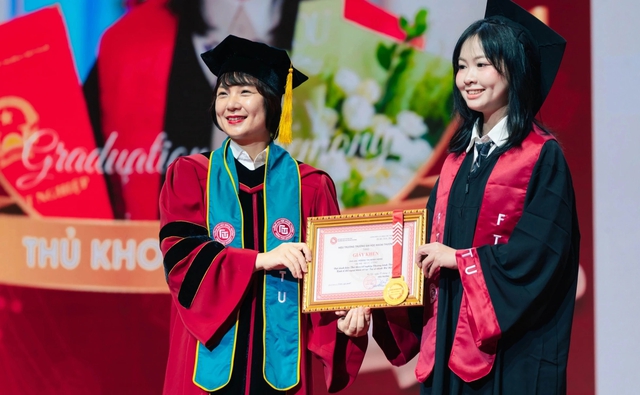Cô gái 'triệu view' tốt nghiệp thủ khoa…