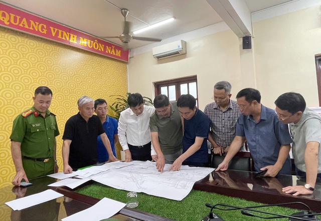 Hàng trăm người giải cứu 3 cô…