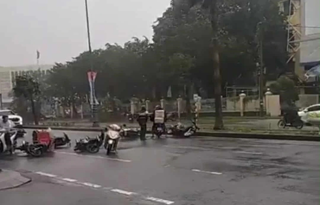 Ảnh hưởng bão số 10 tại Huế cảnh báo nguy cơ sạt lở và lũ quét cao- Ảnh 3. Ảnh hưởng bão số 10 tại Huế cảnh báo nguy cơ sạt lở và lũ quét cao- Ảnh 3.