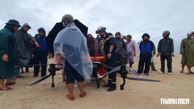 Sử dụng drone tìm kiếm 3 thuyền viên mất tích trong vụ 2 tàu cá bị chìm ở Quảng Trị - Ảnh 4. Sử dụng drone tìm kiếm 3 thuyền viên mất tích trong vụ 2 tàu cá bị chìm ở Quảng Trị - Ảnh 4.