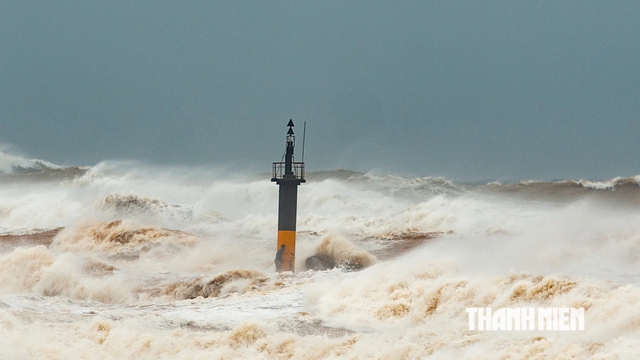 Sử dụng drone tìm kiếm 3 thuyền viên mất tích trong vụ 2 tàu cá bị chìm ở Quảng Trị - Ảnh 2. Sử dụng drone tìm kiếm 3 thuyền viên mất tích trong vụ 2 tàu cá bị chìm ở Quảng Trị - Ảnh 2.