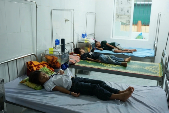 Phó hiệu trưởng mang tiền thăm học sinh…