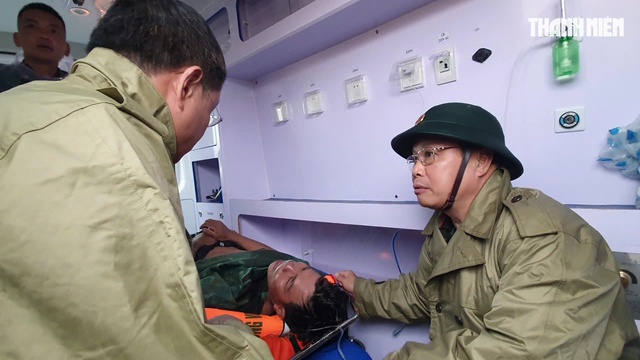 Vụ chìm 2 tàu cá trên biển Quảng Trị: Cứu được ngư dân thứ 9 - Ảnh 2.
