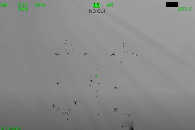 Vũ kh&iacute; vi s&oacute;ng chỉ một ph&aacute;t 'bắn rụng' 49 UAV - Ảnh 1.