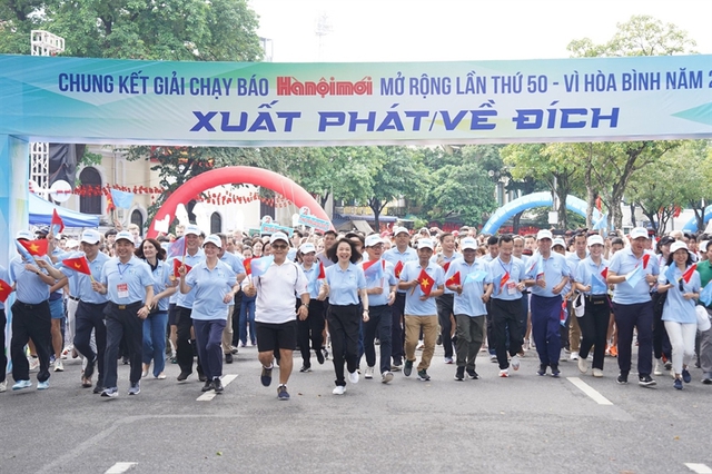 Chung kết giải chạy Báo Hà Nội mới 2025: Lan tỏa thông điệp vì hòa bình- Ảnh 4. Chung kết giải chạy Báo Hà Nội mới 2025: Lan tỏa thông điệp vì hòa bình- Ảnh 4.