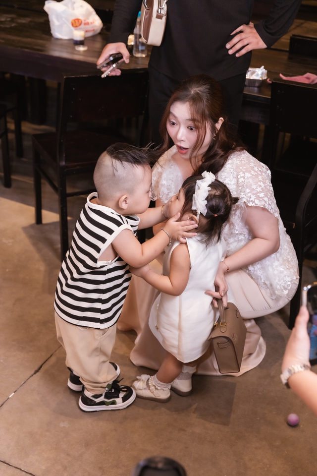 Thanh Trúc cùng con gái dự tiệc đầy tháng ái nữ nhà Chu Bin- Ảnh 3.