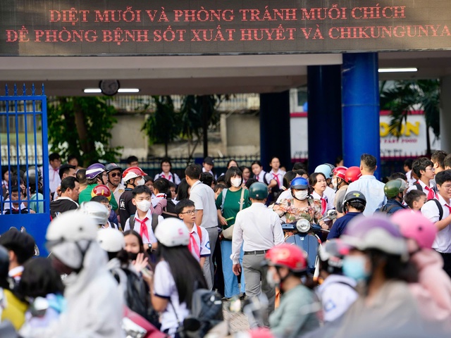 Đóng tiền mua tivi, máy chiếu…