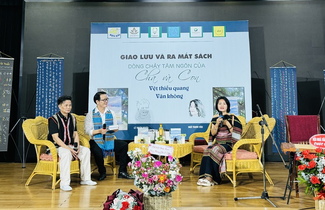 Chủ tịch Hội Nhà văn TP.HCM Bích Ngân chúc tác giả 'Vân không' tiếp tục... cô đơn- Ảnh 2. Chủ tịch Hội Nhà văn TP.HCM Bích Ngân chúc tác giả 'Vân không' tiếp tục... cô đơn- Ảnh 2.