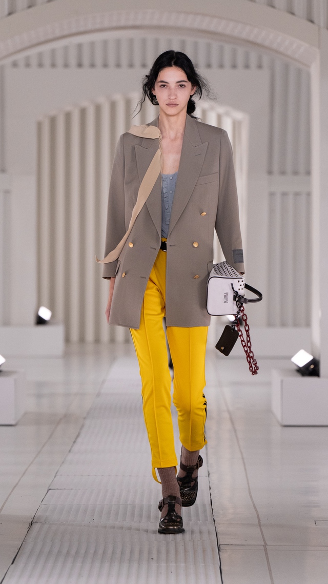 Từ da lộn đến vải nhăn cùng sắc hồng, cuộc 'nổi loạn' của thời trang - Ảnh 10.