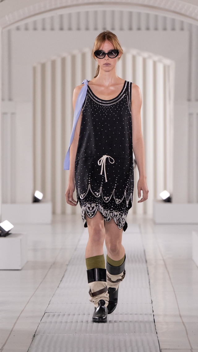 Từ da lộn đến vải nhăn cùng sắc hồng, cuộc 'nổi loạn' của thời trang - Ảnh 4.