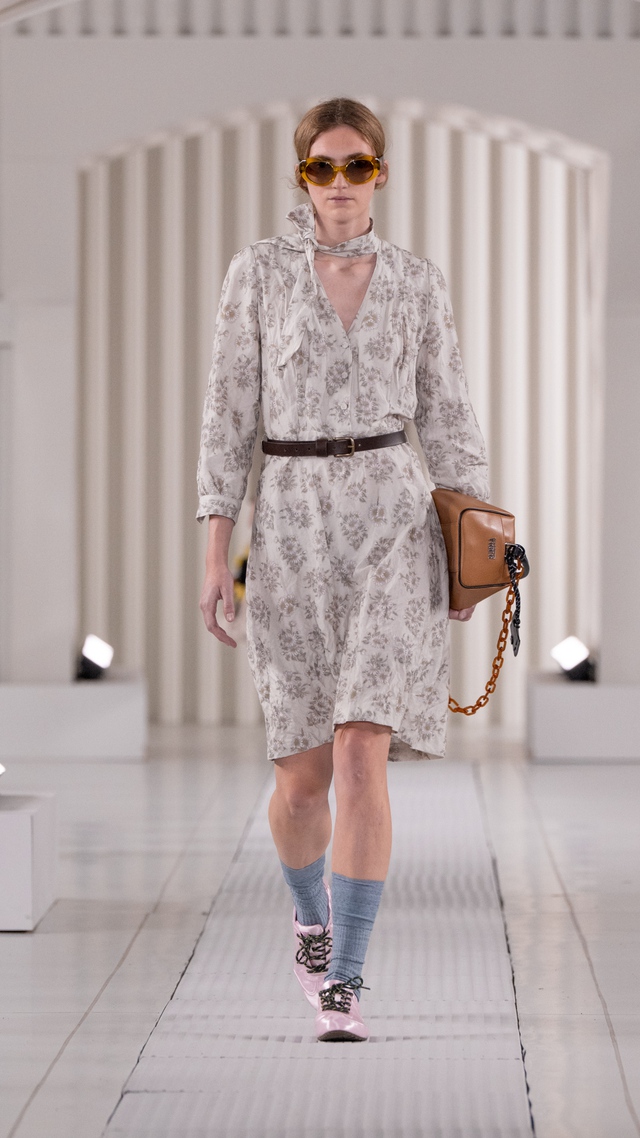 Từ da lộn đến vải nhăn cùng sắc hồng, cuộc 'nổi loạn' của thời trang - Ảnh 7.