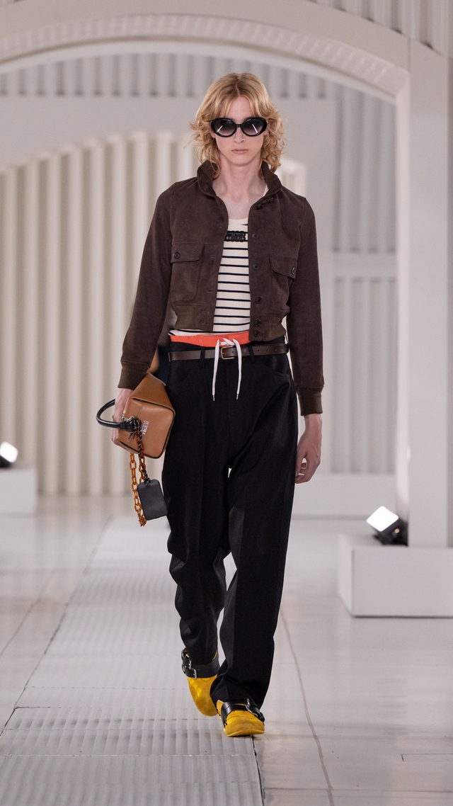 Từ da lộn đến vải nhăn cùng sắc hồng, cuộc 'nổi loạn' của thời trang - Ảnh 8.