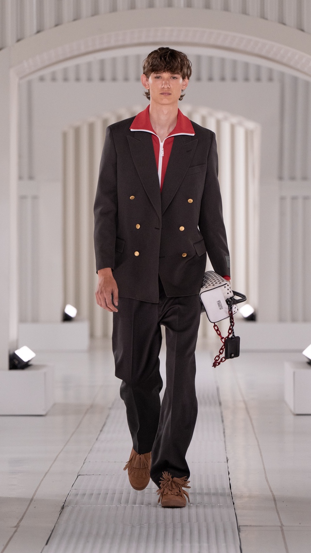 Từ da lộn đến vải nhăn cùng sắc hồng, cuộc 'nổi loạn' của thời trang - Ảnh 11.