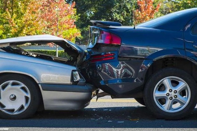 Vì sao thân vỏ ô tô mới dễ bị móp méo, biến dạng khi va chạm? - Ảnh 1.