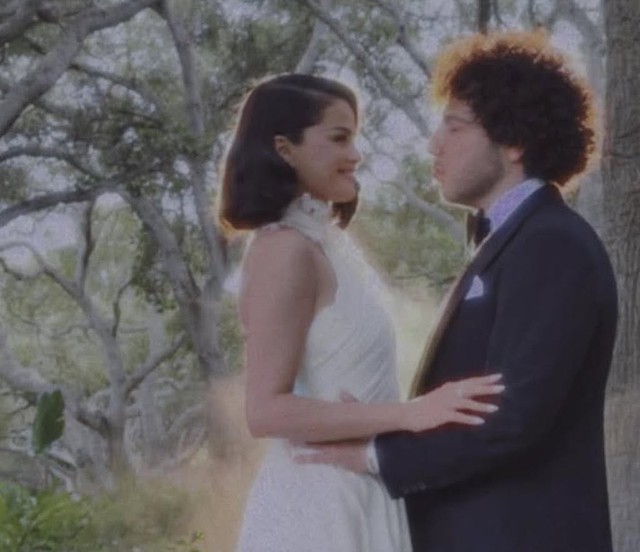 

Selena Gomez (33 tuổi) và Benny Blanco (37 tuổi) chính thức kết hôn sau hơn 2 năm gắn bó  