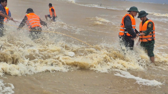 NÓNG: Đang cứu nạn 2 tàu cá (11 thuyền viên) trên đường vào trú bão số 10- Ảnh 3.