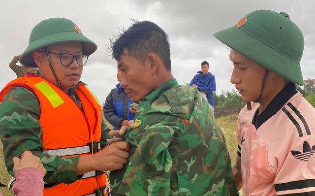 NÓNG: Đang cứu nạn 2 tàu cá (11 thuyền viên) trên đường vào trú bão số 10- Ảnh 4.