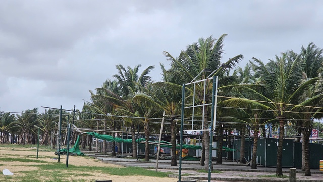 Biển Nhật Lệ dậy sóng, mưa lũ uy hiếp trước bão số 10- Ảnh 3. Biển Nhật Lệ dậy sóng, mưa lũ uy hiếp trước bão số 10- Ảnh 3.