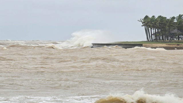 Biển Nhật Lệ dậy sóng, mưa lũ uy hiếp trước bão số 10- Ảnh 2. Biển Nhật Lệ dậy sóng, mưa lũ uy hiếp trước bão số 10- Ảnh 2.