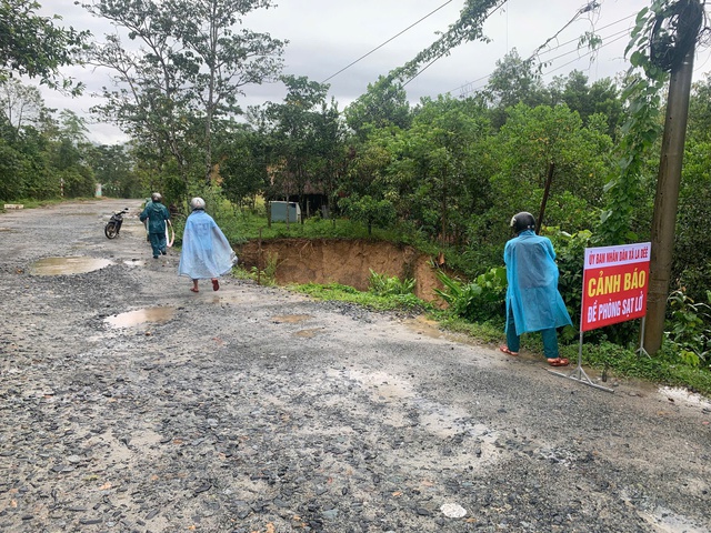 Bão số 10: 'Hố tử thần' sâu 10 m xuất hiện tại xã vùng cao Đà Nẵng- Ảnh 2. Bão số 10: 'Hố tử thần' sâu 10 m xuất hiện tại xã vùng cao Đà Nẵng- Ảnh 2.