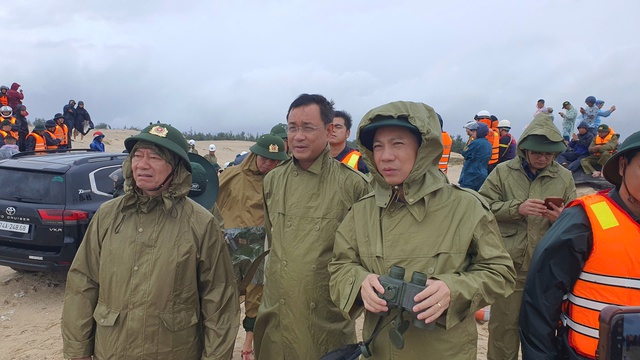 Sử dụng drone tìm kiếm 3 thuyền viên mất tích trong vụ 2 tàu cá bị chìm ở Quảng Trị - Ảnh 3. Sử dụng drone tìm kiếm 3 thuyền viên mất tích trong vụ 2 tàu cá bị chìm ở Quảng Trị - Ảnh 3.