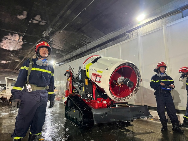 'Tiểu xe tăng' robot TAF35 chữa cháy của Công an TP.HCM- Ảnh 2. 'Tiểu xe tăng' robot TAF35 chữa cháy của Công an TP.HCM- Ảnh 2.