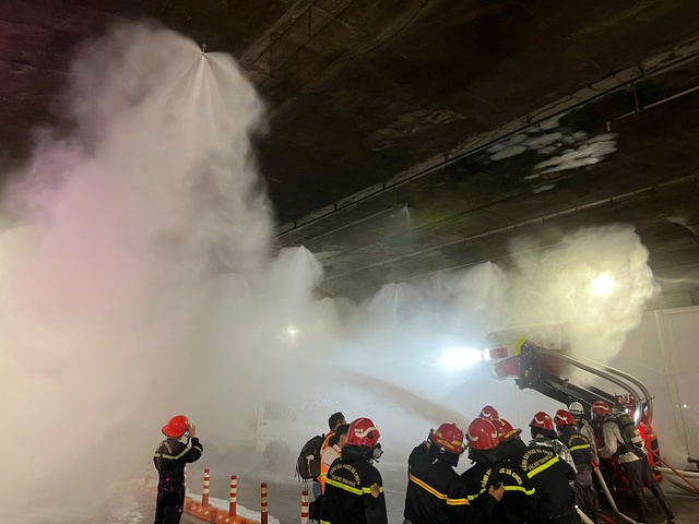 TP.HCM diễn tập PCCC hầm sông Sài Gòn, có 'tiểu xe tăng' robot TAF35- Ảnh 7. TP.HCM diễn tập PCCC hầm sông Sài Gòn, có 'tiểu xe tăng' robot TAF35- Ảnh 7.