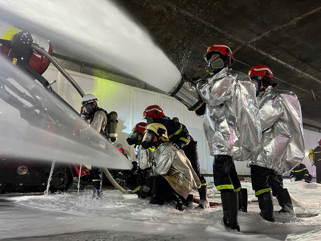 TP.HCM diễn tập PCCC hầm sông Sài Gòn, có 'tiểu xe tăng' robot TAF35- Ảnh 4. TP.HCM diễn tập PCCC hầm sông Sài Gòn, có 'tiểu xe tăng' robot TAF35- Ảnh 4.