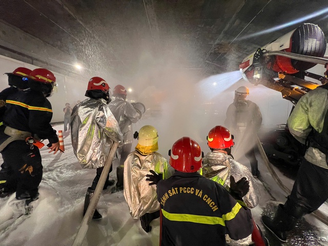 TP.HCM diễn tập PCCC hầm sông Sài Gòn, có 'tiểu xe tăng' robot TAF35- Ảnh 5. TP.HCM diễn tập PCCC hầm sông Sài Gòn, có 'tiểu xe tăng' robot TAF35- Ảnh 5.