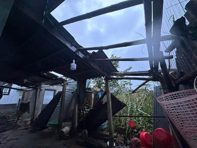 Bão số 10: TP.Huế bắt đầu mưa lớn, gió rít từng cơn- Ảnh 2. Bão số 10: TP.Huế bắt đầu mưa lớn, gió rít từng cơn- Ảnh 2.