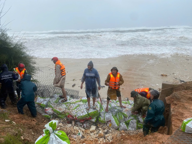 Quảng Trị: Bão chưa vào, nhiều nhà đã tốc mái, đê biển sụt lún, miền núi sạt lở- Ảnh 3. Quảng Trị: Bão chưa vào, nhiều nhà đã tốc mái, đê biển sụt lún, miền núi sạt lở- Ảnh 3.