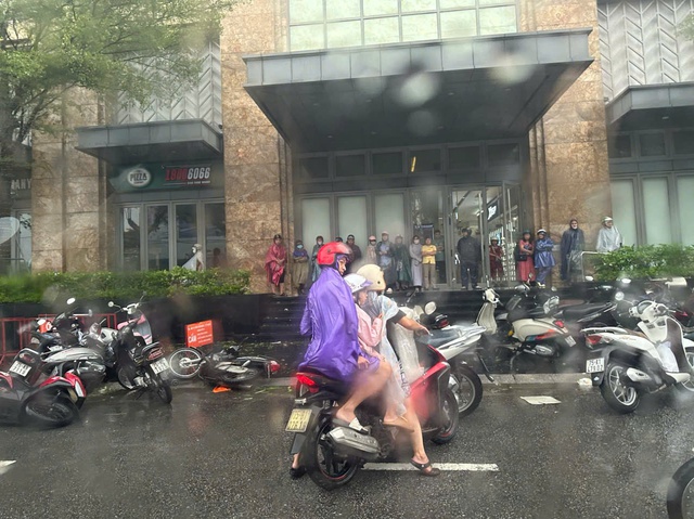 Ảnh hưởng bão số 10 tại Huế cảnh báo nguy cơ sạt lở và lũ quét cao- Ảnh 2. Ảnh hưởng bão số 10 tại Huế cảnh báo nguy cơ sạt lở và lũ quét cao- Ảnh 2.