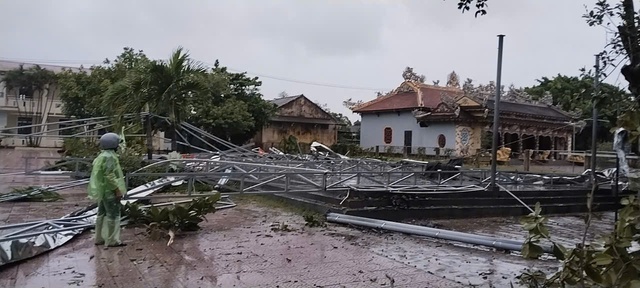 Ảnh hưởng bão số 10 tại Huế cảnh báo nguy cơ sạt lở và lũ quét cao- Ảnh 5. Ảnh hưởng bão số 10 tại Huế cảnh báo nguy cơ sạt lở và lũ quét cao- Ảnh 5.