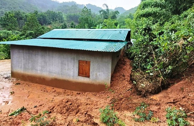 Đà Nẵng: Sạt lở đồi, sơ tán khẩn cấp hàng chục hộ dân - Ảnh 1.