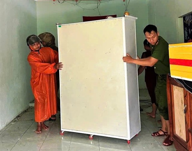 Đà Nẵng: Sạt lở đồi, sơ tán khẩn cấp hàng chục hộ dân - Ảnh 2.