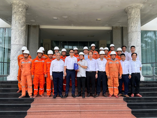 Điện lực Quảng Ng&atilde;i đưa h&agrave;ng chục nh&acirc;n vi&ecirc;n hỗ trợ Quảng Trị khắc phục b&atilde;o Bualoi - Ảnh 1.