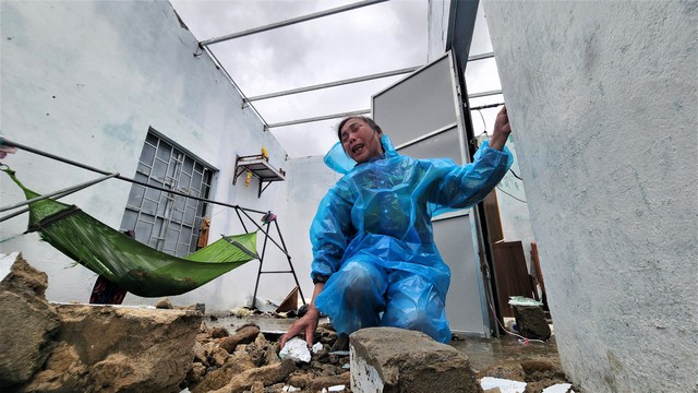 Khẩn trương khắc phục hậu quả bão số 10 tại Nghệ An và Hà Tĩnh - Ảnh 8. Khẩn trương khắc phục hậu quả bão số 10 tại Nghệ An và Hà Tĩnh - Ảnh 8.