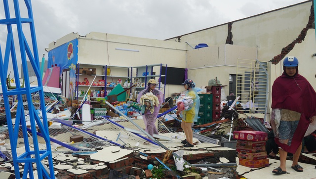 Khẩn trương khắc phục hậu quả bão số 10 tại Nghệ An và Hà Tĩnh - Ảnh 6. Khẩn trương khắc phục hậu quả bão số 10 tại Nghệ An và Hà Tĩnh - Ảnh 6.