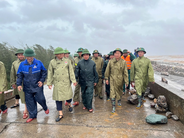 Khẩn trương khắc phục hậu quả bão số 10 tại Nghệ An và Hà Tĩnh - Ảnh 4. Khẩn trương khắc phục hậu quả bão số 10 tại Nghệ An và Hà Tĩnh - Ảnh 4.