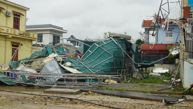 Khẩn trương khắc phục hậu quả bão số 10 tại Nghệ An và Hà Tĩnh - Ảnh 5. Khẩn trương khắc phục hậu quả bão số 10 tại Nghệ An và Hà Tĩnh - Ảnh 5.