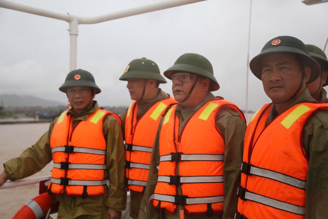 Quảng Trị: Huy động lực lượng, phương tiện tìm kiếm 9 thuyền viên mất tích - Ảnh 2.
