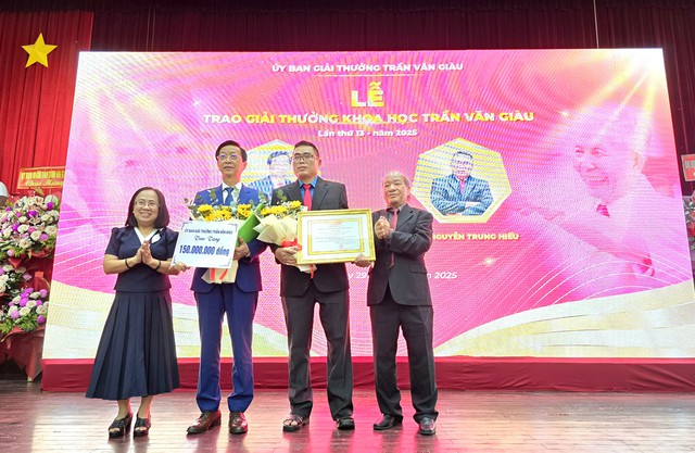 Cuốn sách được tôn vinh giải thưởng khoa học Trần Văn Giàu nhận 150 triệu đồng- Ảnh 1. Cuốn sách được tôn vinh giải thưởng khoa học Trần Văn Giàu nhận 150 triệu đồng- Ảnh 1.