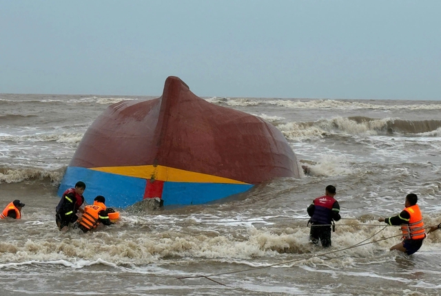 Khẩn trương khắc phục hậu quả bão số 10 tại Nghệ An và Hà Tĩnh - Ảnh 7. Khẩn trương khắc phục hậu quả bão số 10 tại Nghệ An và Hà Tĩnh - Ảnh 7.