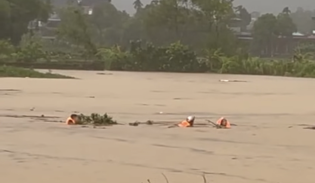 Đại &uacute;y c&ocirc;ng an lao ra d&ograve;ng lũ lớn, cứu người d&acirc;n đang bị cuốn tr&ocirc;i- Ảnh 1.