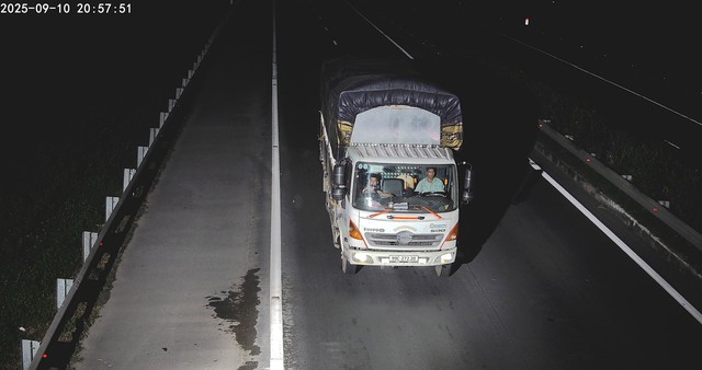 Cục CSGT cảnh báo: Mặc áo giả thắt dây an toàn không tránh được phạt nguội - Ảnh 3.