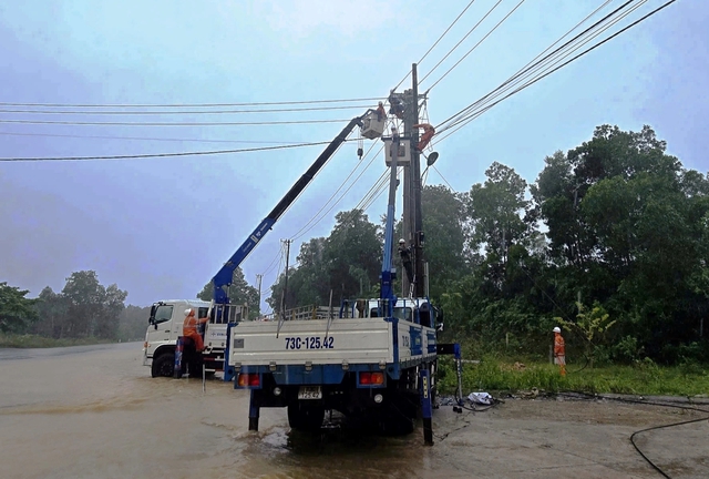 Điện lực miền Trung khôi phục cấp điện cho gần 509.000 khách hàng sau bão số 10 - Ảnh 1.