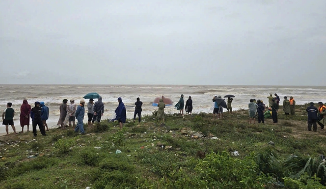 Quảng Trị: Huy động lực lượng, phương tiện tìm kiếm 9 thuyền viên mất tích - Ảnh 3.