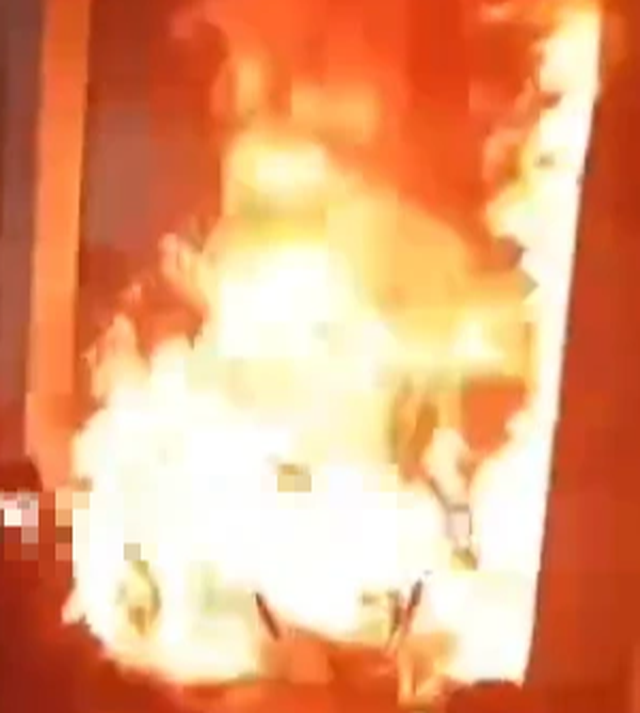 Xôn xao clip toàn thân người đàn ông bao trùm bởi lửa - Ảnh 1.