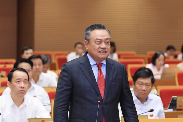 Chủ tịch Hà Nội: Ở vài việc, có cán bộ cảm thấy 'thành phố muốn ôm về' - Ảnh 2.