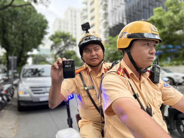 Cả trăm xe m&aacute;y đi tr&ecirc;n vỉa h&egrave; đường Hồ Văn Hu&ecirc;... c&ugrave;ng nhau 'd&iacute;nh' phạt nguội- Ảnh 4.